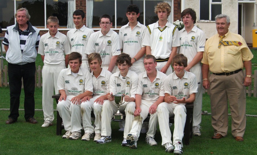 U17s with the `John Favenger` Trophy. Back row: John Hodges (President), Dan Knifton, Lyall Daniels, Jack Wood, Mark Willis, Ben Orchard, Dom Lane, Tony Sharp (Chairman) Front row: Charlie Frederick, George Blemkin, George Barbett, Gregor Noblett, Alex Bendin